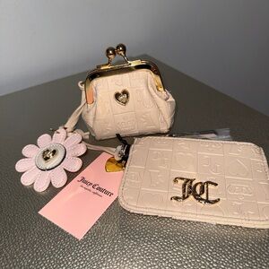 Juicy Couture Embossed Logo Card Holder & Coin Purse Set w/ Daisy Charm – Cream